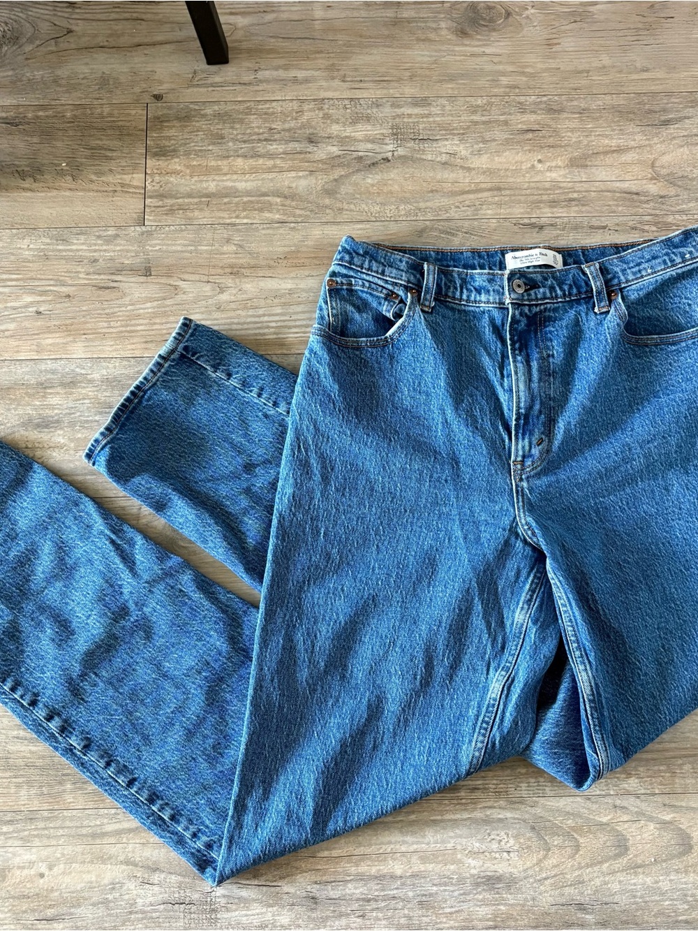 Abercrombie & Fitch Women's Straight Leg Jeans in Medium Blue - Picture 3 of 6